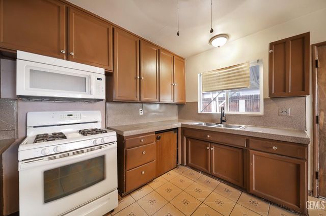 2208 Valencia Drive, Bakersfield, CA 93306