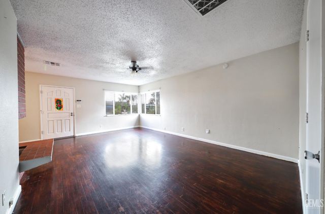 2208 Valencia Drive, Bakersfield, CA 93306