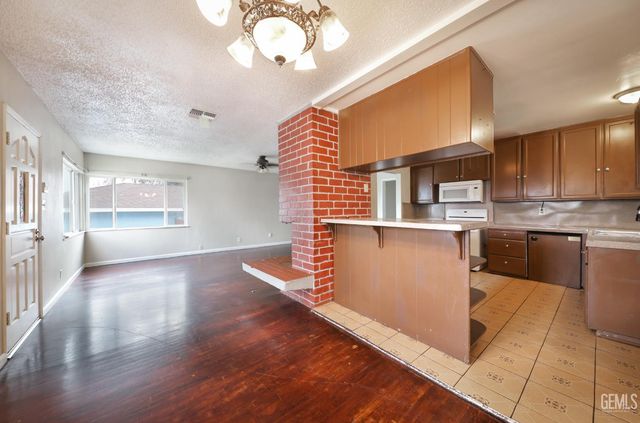 2208 Valencia Drive, Bakersfield, CA 93306