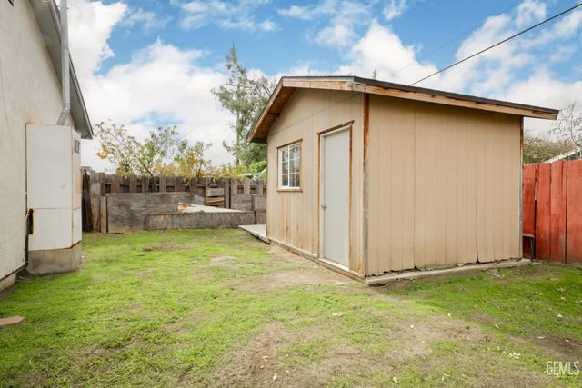 2208 Valencia Drive, Bakersfield, CA 93306