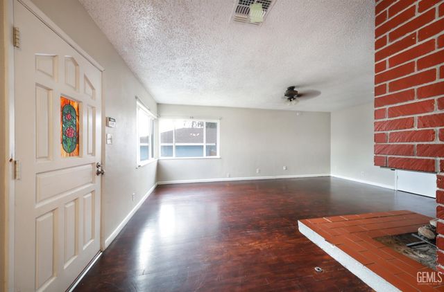 2208 Valencia Drive, Bakersfield, CA 93306