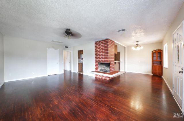 2208 Valencia Drive, Bakersfield, CA 93306