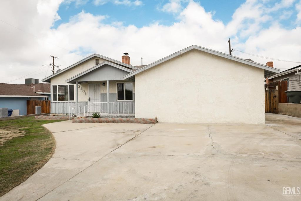 2208 Valencia Drive, Bakersfield, CA 93306