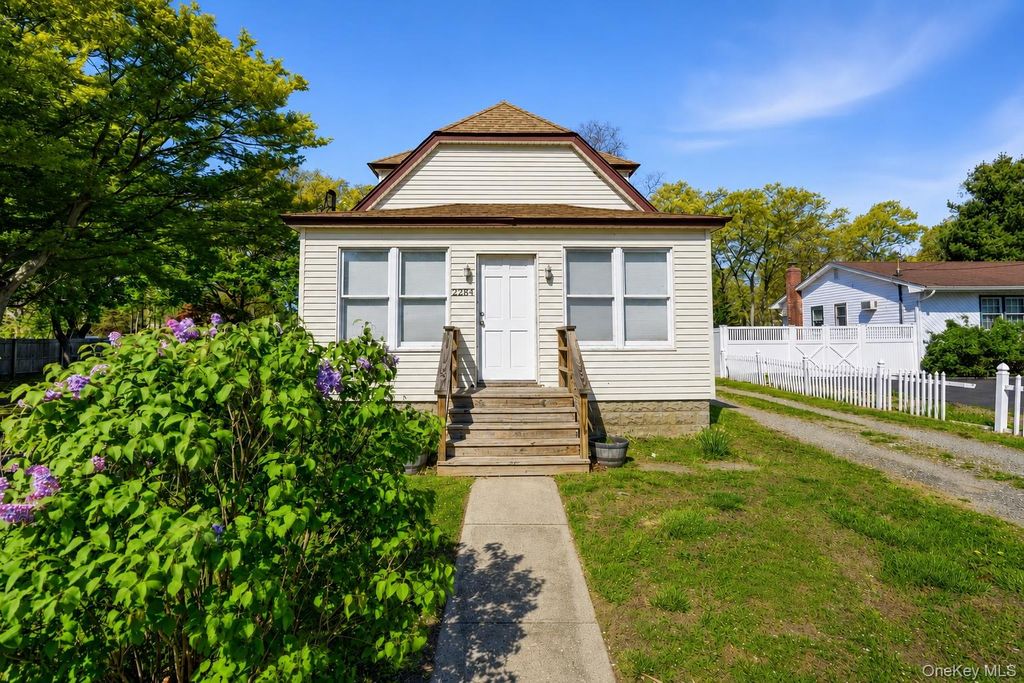 2284 Ocean Avenue, Ronkonkoma, NY 11779