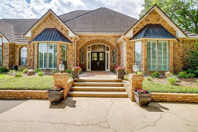1268 Whispering Oaks Drive, Desoto, TX 75115