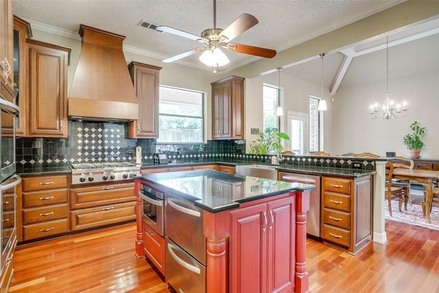 1268 Whispering Oaks Drive, Desoto, TX 75115