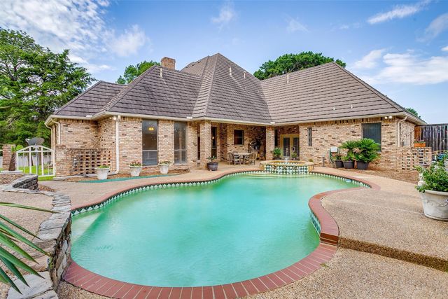 1268 Whispering Oaks Drive, Desoto, TX 75115