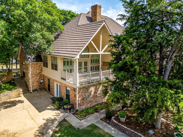 1268 Whispering Oaks Drive, Desoto, TX 75115