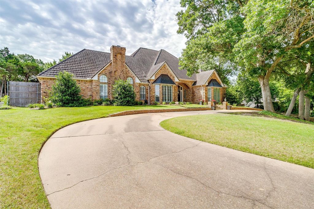 1268 Whispering Oaks Drive, Desoto, TX 75115