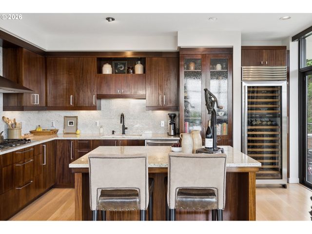 2351 Nw WESTOVER Rd 601, Portland, OR 97210