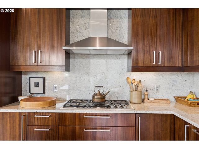 2351 Nw WESTOVER Rd 601, Portland, OR 97210