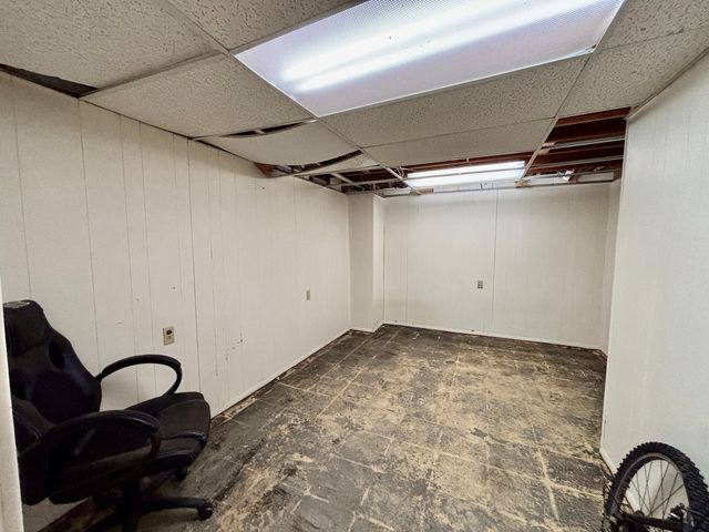 911 Kenmore Road, Rockford, IL 61108