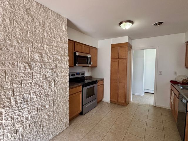 911 Kenmore Road, Rockford, IL 61108