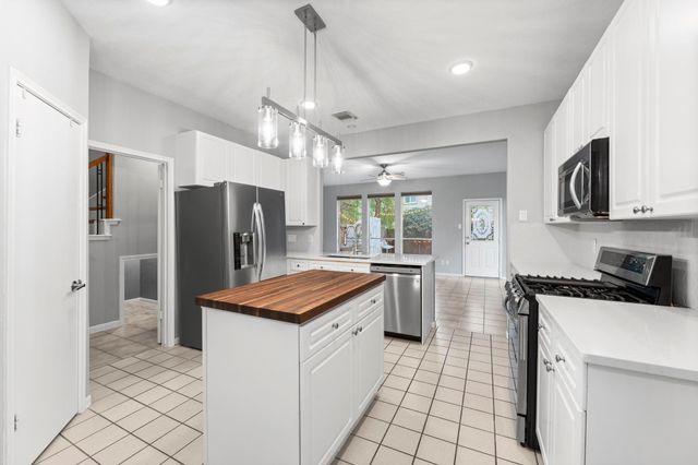 17 E Willowwood Court, The Woodlands, TX 77381