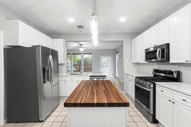 17 E Willowwood Court, The Woodlands, TX 77381