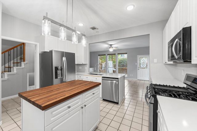 17 E Willowwood Court, The Woodlands, TX 77381