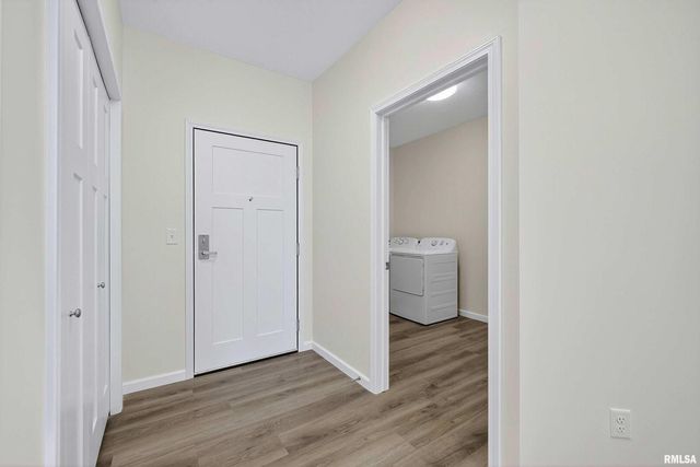 2592 202 MIDDLE Road 202, Bettendorf, IA 52722