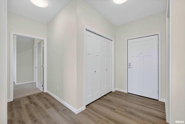 2592 202 MIDDLE Road 202, Bettendorf, IA 52722