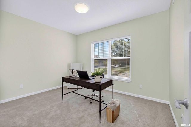 2592 202 MIDDLE Road 202, Bettendorf, IA 52722