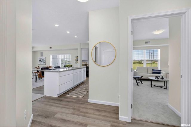 2592 202 MIDDLE Road 202, Bettendorf, IA 52722