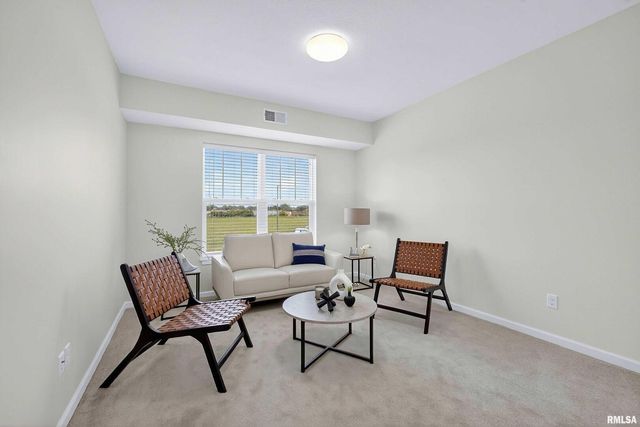 2592 202 MIDDLE Road 202, Bettendorf, IA 52722