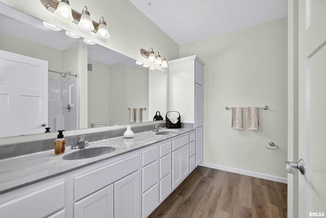 2592 202 MIDDLE Road 202, Bettendorf, IA 52722