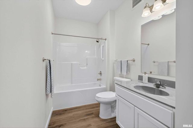 2592 202 MIDDLE Road 202, Bettendorf, IA 52722