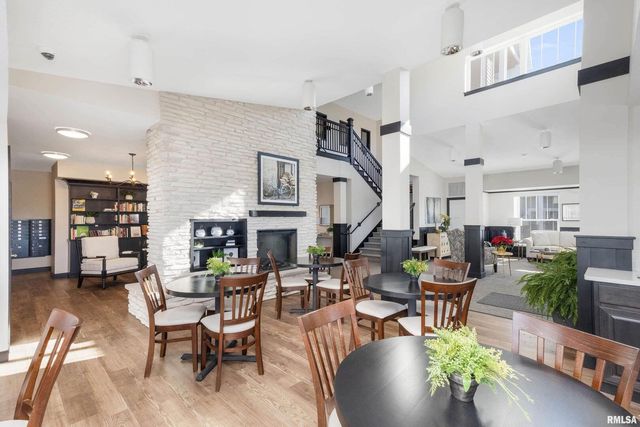 2592 202 MIDDLE Road 202, Bettendorf, IA 52722