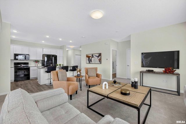 2592 202 MIDDLE Road 202, Bettendorf, IA 52722