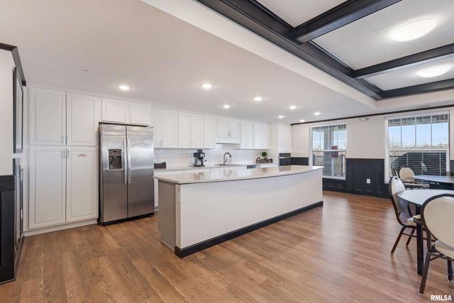 2592 202 MIDDLE Road 202, Bettendorf, IA 52722