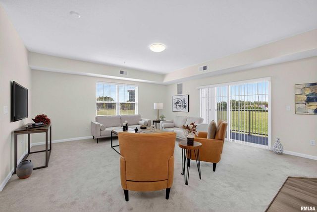 2592 202 MIDDLE Road 202, Bettendorf, IA 52722