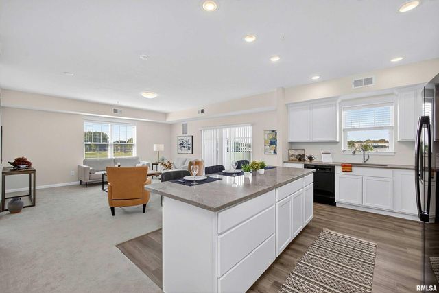 2592 202 MIDDLE Road 202, Bettendorf, IA 52722