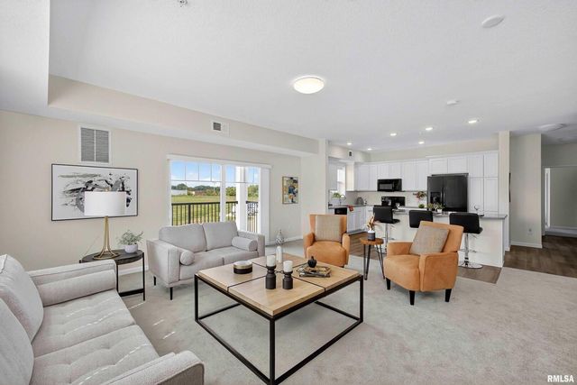 2592 202 MIDDLE Road 202, Bettendorf, IA 52722