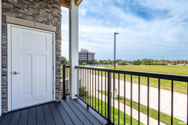 2592 202 MIDDLE Road 202, Bettendorf, IA 52722