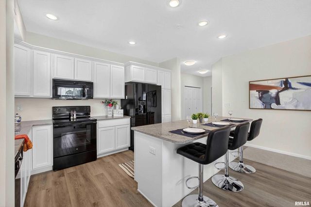 2592 202 MIDDLE Road 202, Bettendorf, IA 52722