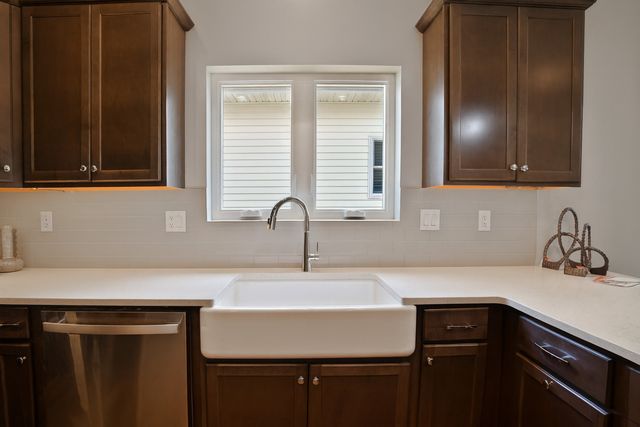 1668 Olde Brandy Lane, Davenport, IA 52807