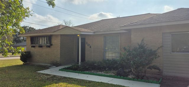 304 Avondale Lane, Friendswood, TX 77546