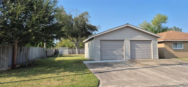 304 Avondale Lane, Friendswood, TX 77546