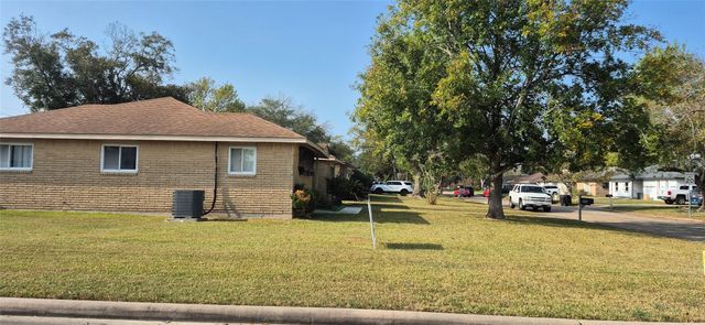 304 Avondale Lane, Friendswood, TX 77546