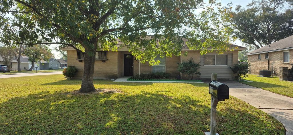 304 Avondale Lane, Friendswood, TX 77546