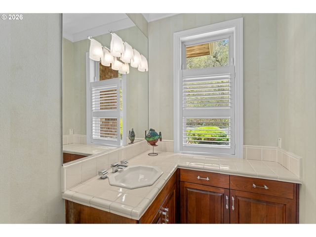 57 HIDALGO St, Lake Oswego, OR 97035