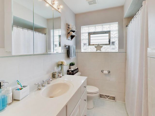 8547 W Saint Joseph Avenue, Chicago, IL 60656