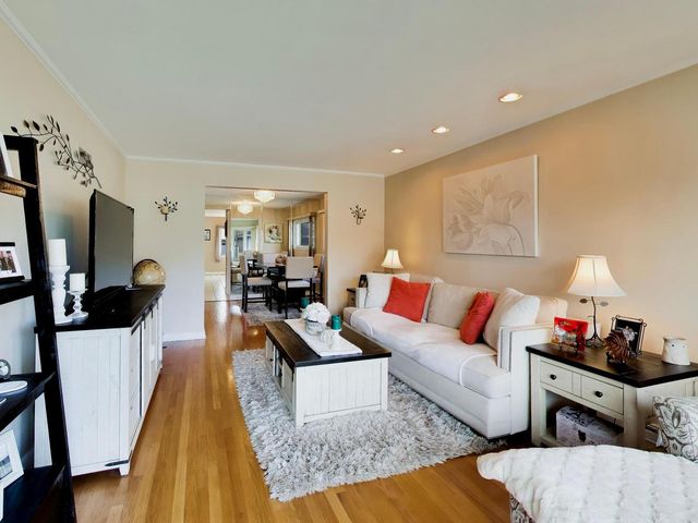 8547 W Saint Joseph Avenue, Chicago, IL 60656