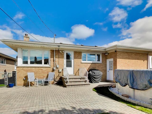 8547 W Saint Joseph Avenue, Chicago, IL 60656