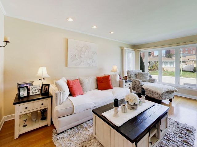 8547 W Saint Joseph Avenue, Chicago, IL 60656