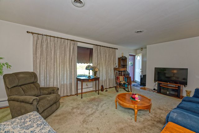 2208 Brookview Rd, Schodack, NY 12033