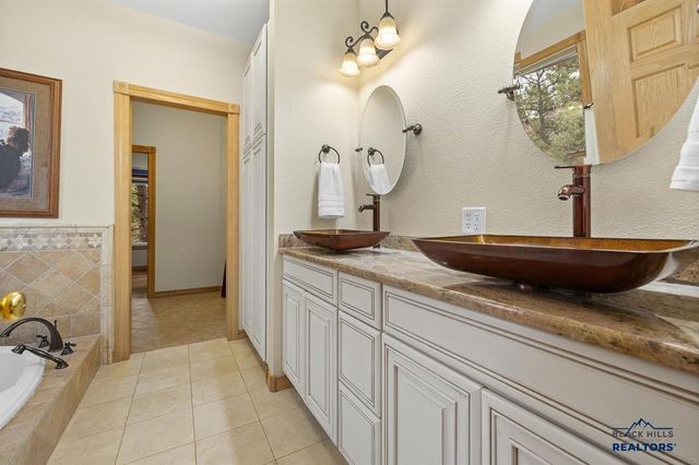 102 SANDPIPER DR, Hot Springs, SD 57747