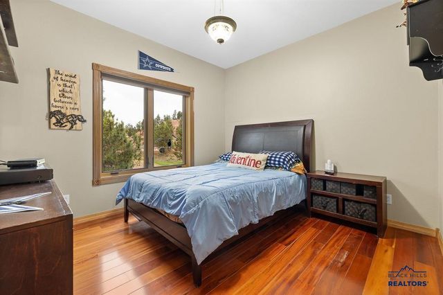 102 SANDPIPER DR, Hot Springs, SD 57747