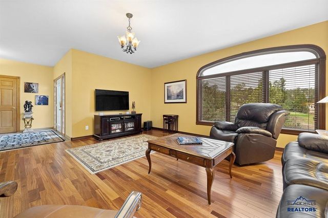 102 SANDPIPER DR, Hot Springs, SD 57747