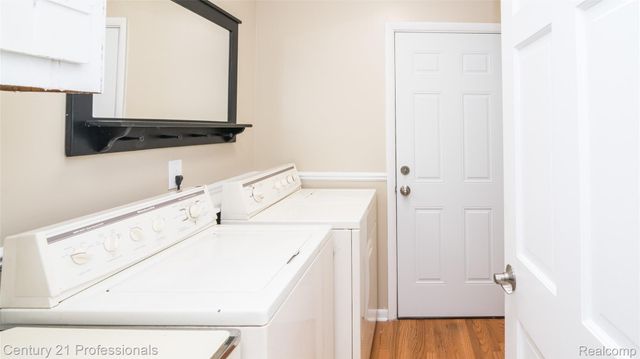 21824 RATHLONE Drive S, Novi, MI 48167